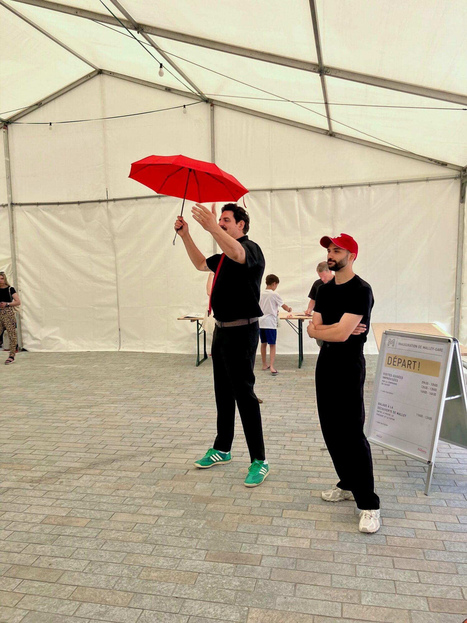 Malley-Gare - visite improvisée par la Compagnie du Cachot